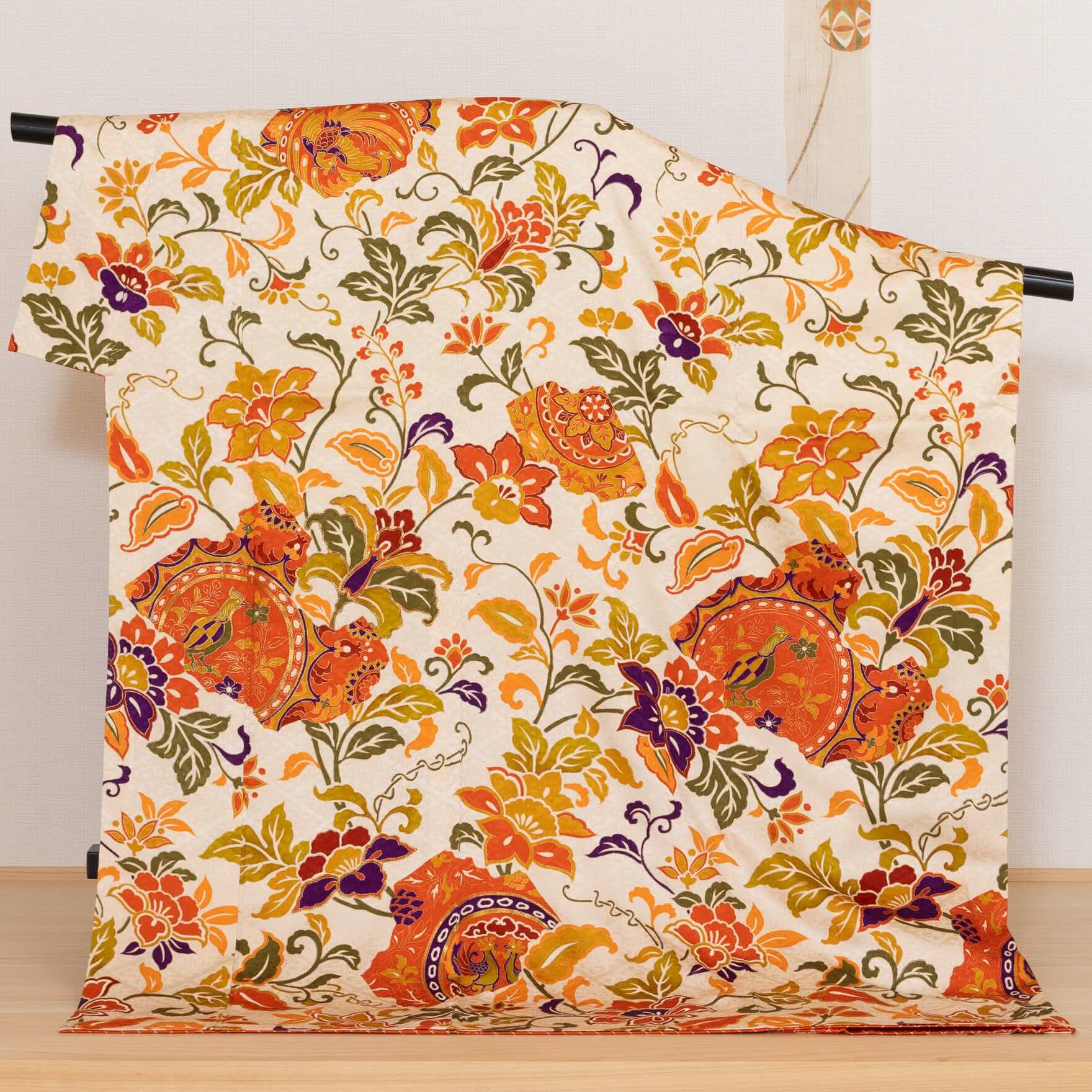 振袖-紗綾形に唐華紋様の小振袖